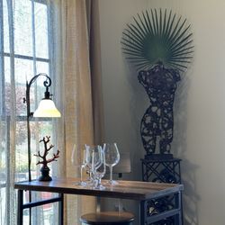 B Wise Vineyards - Decor