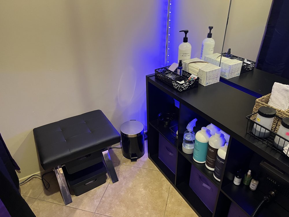 Glow Airbrush Tans & Skincare Logo