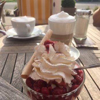 Eiscafe Windrose - Dithmarscher Kirsche und Jogurtbecher mit Himbeeren (klein) - Cafes Near Me - Friedrichskoog, SH