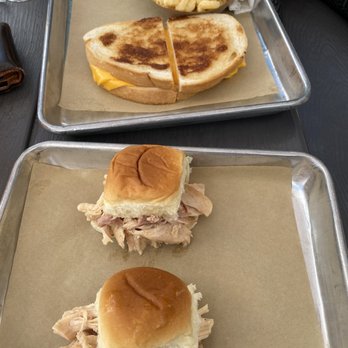 Maple Tree BBQ - Chicken sliders, grilled cheese and Mac & cheese - Barbeque Near Me - Riverhead, New York