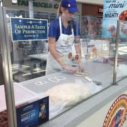 Auntie Anne's - Making a pretzel