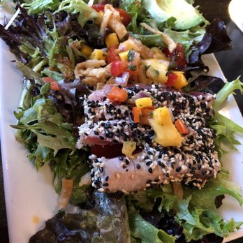 Kona Brewing - Ahi salad, server spilt the pizza in half for us - Pubs Near Me - Honolulu, Hawaii