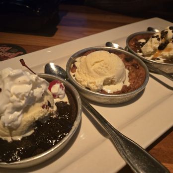 BJ's Restaurant & Brewhouse - Pizooki combo, brownie, chocolate chip, caramel - New American Near Me - Teterboro, New Jersey