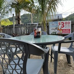 Kelly's Riverside Saloon - Outside