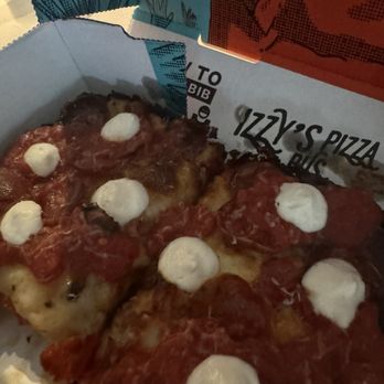 Izzy's Pizza Bus - Red Harvest - Food Trucks Near Me - Omaha, Nebraska