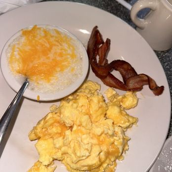 Thumbs Up Diner - Eggs, bacon, cheese grits - American Near Me - East Point, Georgia