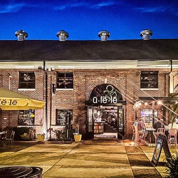 Ulele - Ulele exterior, patio bar, outdoor dining, courtyard seating. - New American Near Me - Tampa, Florida