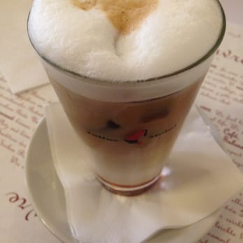 Café Louvre - Caffe latte con caramelo - Cafes Near Me - Prague, Puerto Rico