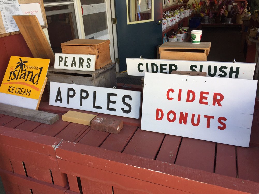 Hackett's Orchard Logo