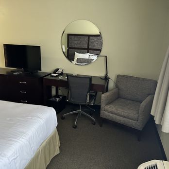 Maple Tree Inn - Chair  Desk - Hotels Near Me - Sunnyvale, California
