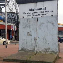 Berliner Mauer Erinnerungsstück - Two pieces of the Berlin Wall. "Memorial for the victims of the wall and barbed wire".