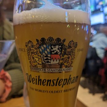 Winking Lizard Tavern - Weihenstephan Hefeweizen - American Near Me - Cleveland, Ohio