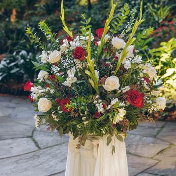 Floral Creations By Nasreen - Ceremony decor - Wedding Planning Near Me Floral Creations By Nasreen - Ceremony decor - Wedding Planning Near Me