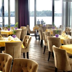 First floor of our beautiful Restaurant Strickers Kehr Wieder Spitze overlooking the river Elbe, the harbour Hamburg and the Elbphilharmonie