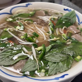 Pho Minh Thu - Noodle Soup with Rare Beef and Meat Balls (Large) with accoutrements added. - Vietnamese Near Me - Honolulu, Hawaii