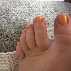 It's hard to see especially with the color but the toes don't look like I just got a pedicure.