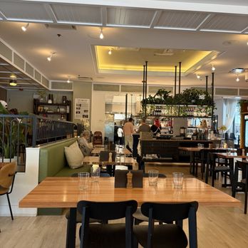 Chapel Street - Cafes Near Me - Chicago, Illinois