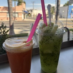 Jugo de naranja y fresa, y un raspado de pepino
