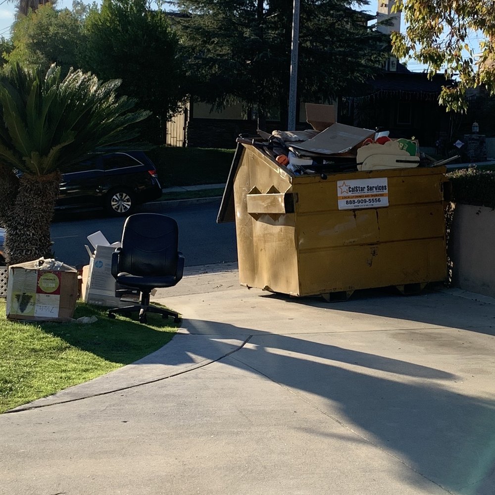 Separate trash bin order from the excess in the garage Separate trash bin order from the excess in the garage