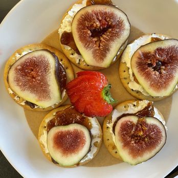 Stray Leaves Vineyard - Fresh fig and goat cheese - Wine Tasting Room Near Me - Tehachapi, California