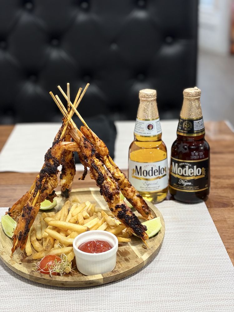 Los Tres Agaves Logo