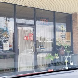 Tan's Alterations - Outside of Tan's.
