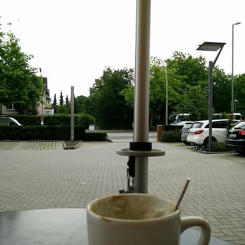 Dat Backhus - Blick vom Außenbereich auf d. Parkplatz und die laute Rennbahnstraße - Bakeries Near Me - Hamburg, HH