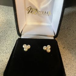 Mayfair Jewelers - Pearl earrings