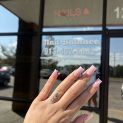 Nail Balance - Pink chrome nails by Nina