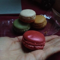 Lychee/rose (red), vanilla olive (green), Pamplemousse (grapefruit-white) & Caramel (bronze)