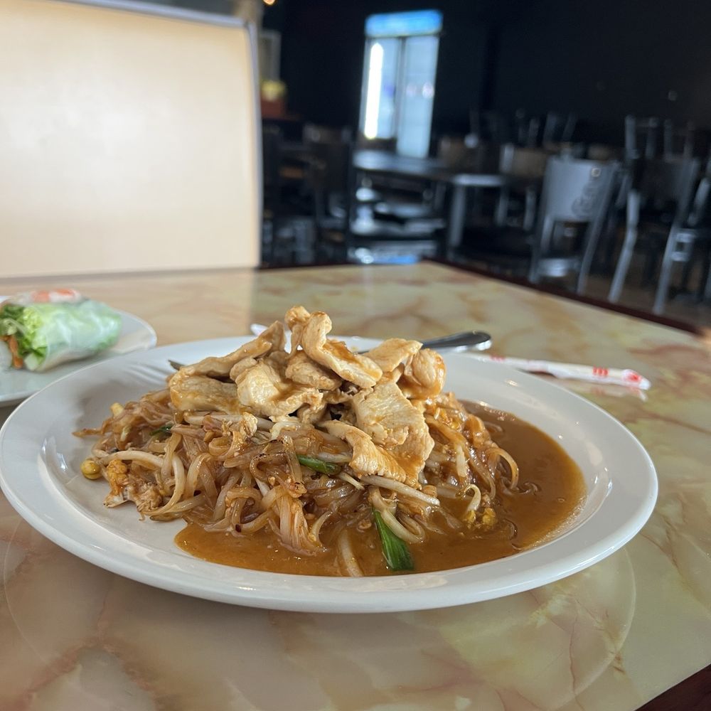 Dan's Thai Cuisine - Pad Thai chicken with curry sauce - Thai Near Me - Omaha, Nebraska Dan's Thai Cuisine - Pad Thai chicken with curry sauce - Thai Near Me - Omaha, Nebraska