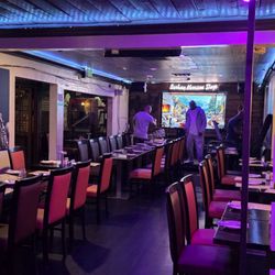 PIPS On La Brea - Inside seating