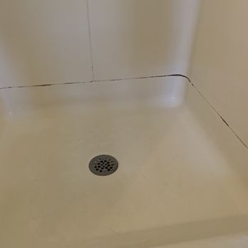 Gingerbread Mansion - Mold in shower - Hotels Near Me - Ferndale, California