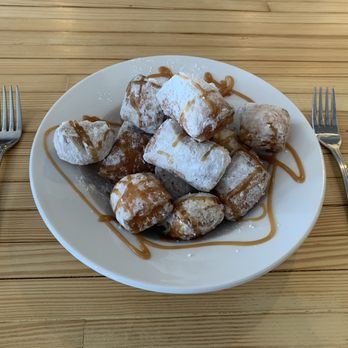 Smoke & Moonshine Authentic Barbeque - New Orleans beignets with icing sugar and caramel sauce. - Barbeque Near Me - Lincoln, Ontario