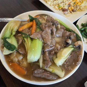 Happy Bee Kitchen - Beef chow fun with gravy - Chinese Near Me - Artesia, California