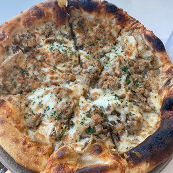 Honu Oceanside - Mushroom Pizza with added Sausage - Seafood Near Me - Lahaina, Hawaii
