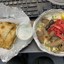 Hummus bowl with gyro & warm seasoned pita bread
