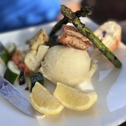 PIPS On La Brea - Salmon with mashed and veggies