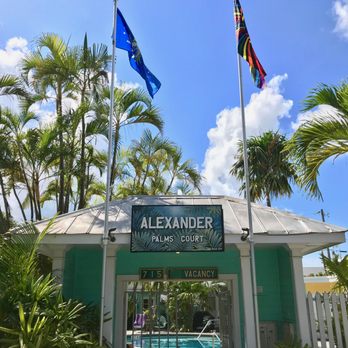 Alexander Palms Court - The welcoming gate - Hotels Near Me - Key West, Florida
