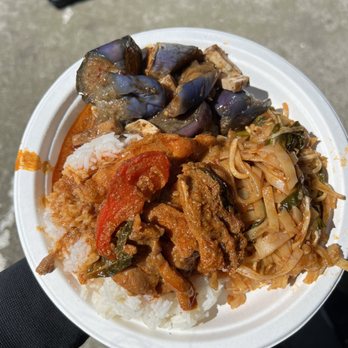 Wat Mongkolratanaram - Eggplant basil, chicken panang curry, pad Thai - Thai Near Me - Berkeley, California Wat Mongkolratanaram - Eggplant basil, chicken panang curry, pad Thai - Thai Near Me - Berkeley, California