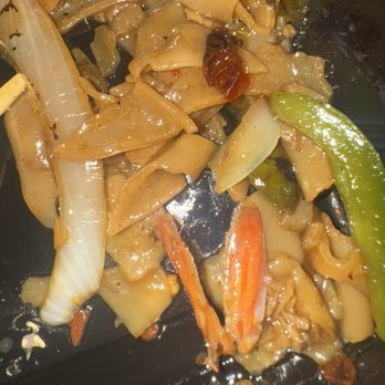 Kao Hom - Vegan Drunken Noodle with a shrimp tails - Thai Near Me - Van Nuys, California Kao Hom - Vegan Drunken Noodle with a shrimp tails - Thai Near Me - Van Nuys, California