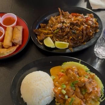 Duke's Thai Food - Drunken Noodle Crab Rangoon Spring Rolls Bang Bang Chicken Dinner - Thai Near Me - Clarksville, Tennessee