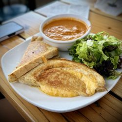 Süp - Grilled cheese with tomato soup