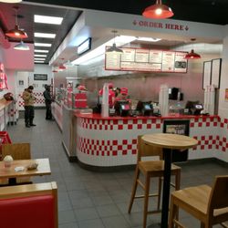 Five Guys - Min jordnødder og milkshake på bordet og ventende knallert bude.