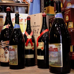 De Bier Tempel - les packs de Leffe sont minuscules à côté de ces bouteilles géantes !