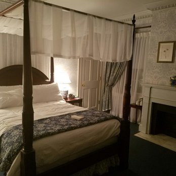 Simsbury 1820 House - Loving my cozy room on a chilly rainy night - Bed & Breakfast Near Me - Simsbury, Connecticut Simsbury 1820 House - Loving my cozy room on a chilly rainy night - Bed & Breakfast Near Me - Simsbury, Connecticut