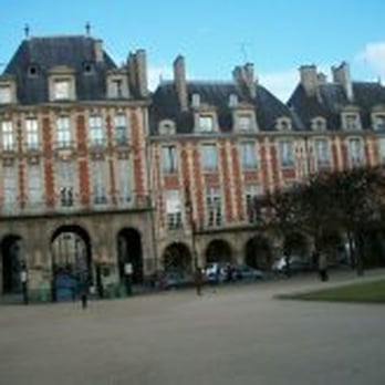 Place des Vosges - Parks Near Me - Paris, 75