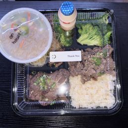 Plate with bulgogi, short ribs, broccoli and jap chae