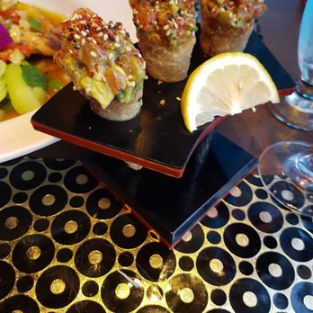 Sukho Thai - a plate of sushi and a glass of water - Thai Near Me - Laval, Quebec