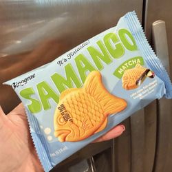 Look !! At this cool ice cream sandwich from Korea ! Yum mmm
